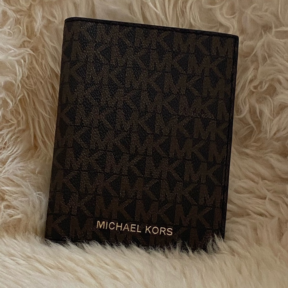 New Michael Kors Jet Set Signature Logo Brown Passport Holder